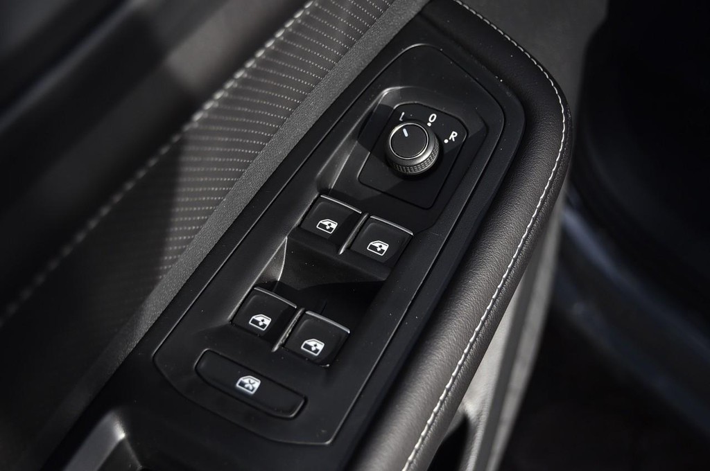 Volkswagen Atlas Cross Sport Vehicle Full-screen Gallery Image 8