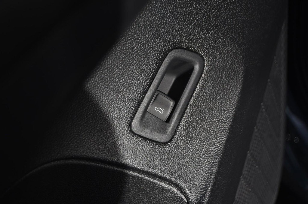 Volkswagen Atlas Cross Sport Vehicle Full-screen Gallery Image 9