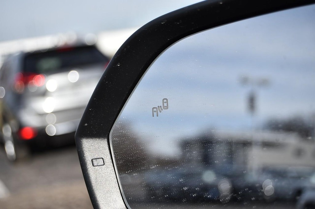 Volkswagen Atlas Cross Sport Vehicle Full-screen Gallery Image 10