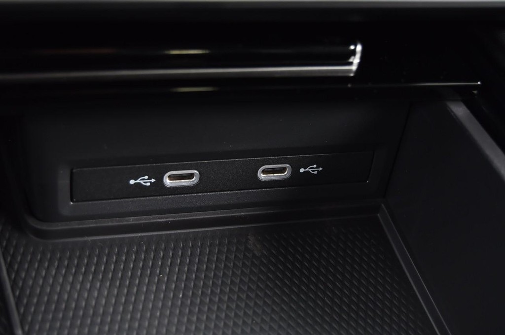 Volkswagen Atlas Cross Sport Vehicle Full-screen Gallery Image 16