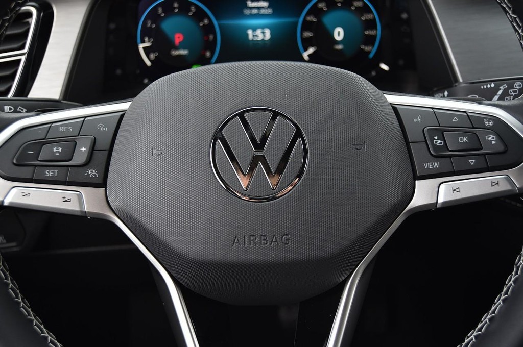 Volkswagen Atlas Cross Sport Vehicle Full-screen Gallery Image 18