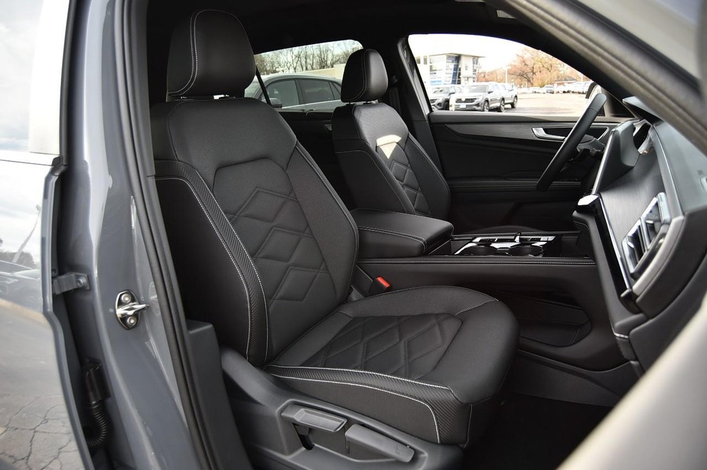 Volkswagen Atlas Cross Sport Vehicle Full-screen Gallery Image 20