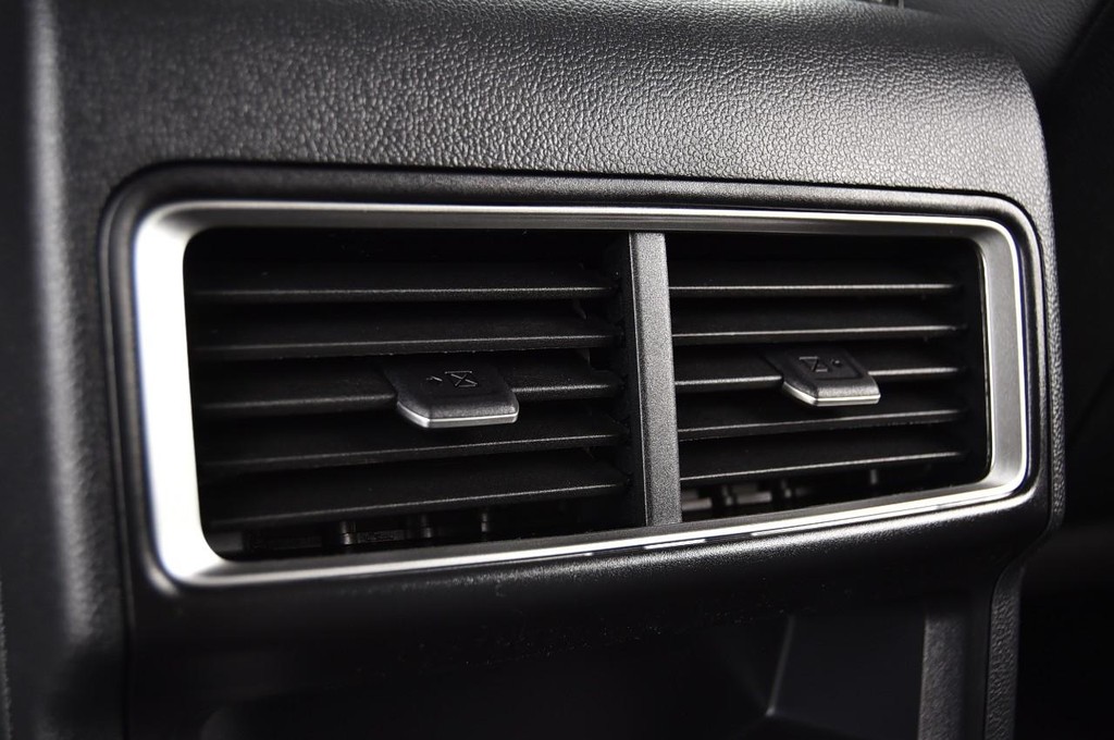 Volkswagen Atlas Cross Sport Vehicle Full-screen Gallery Image 23