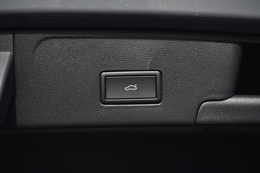 Volkswagen Atlas Cross Sport Vehicle Full-screen Gallery Image 26