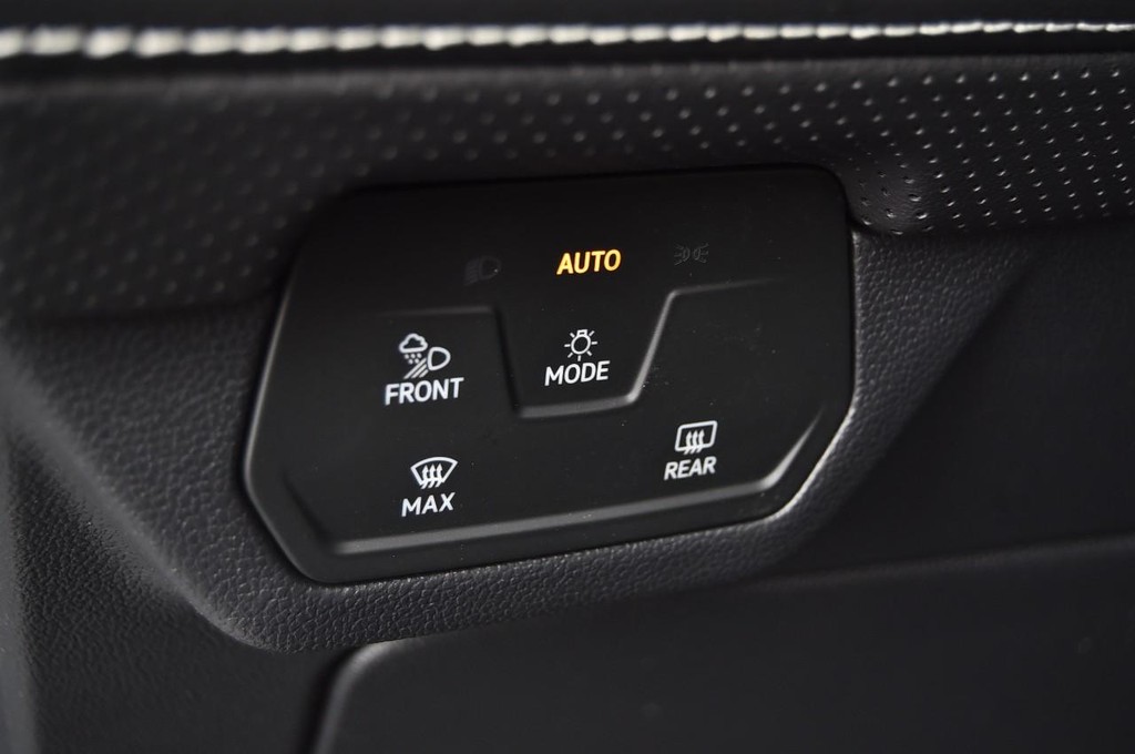 Volkswagen Atlas Cross Sport Vehicle Full-screen Gallery Image 11