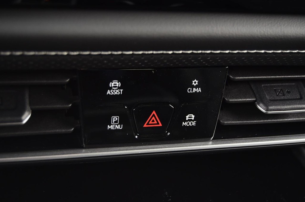 Volkswagen Atlas Cross Sport Vehicle Full-screen Gallery Image 15