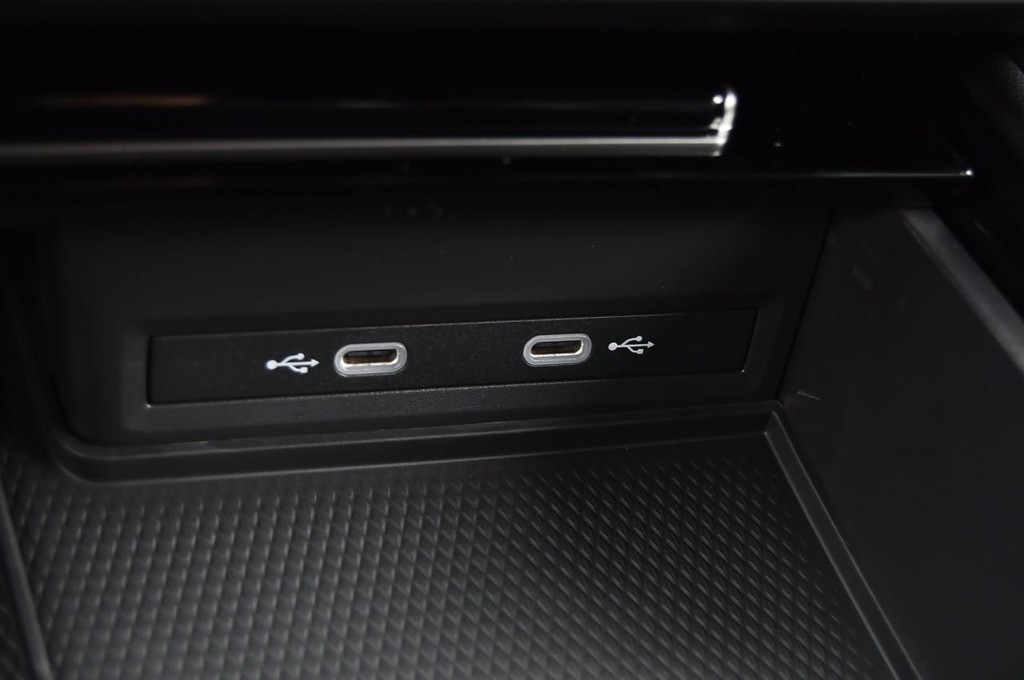 Volkswagen Atlas Cross Sport Vehicle Full-screen Gallery Image 16