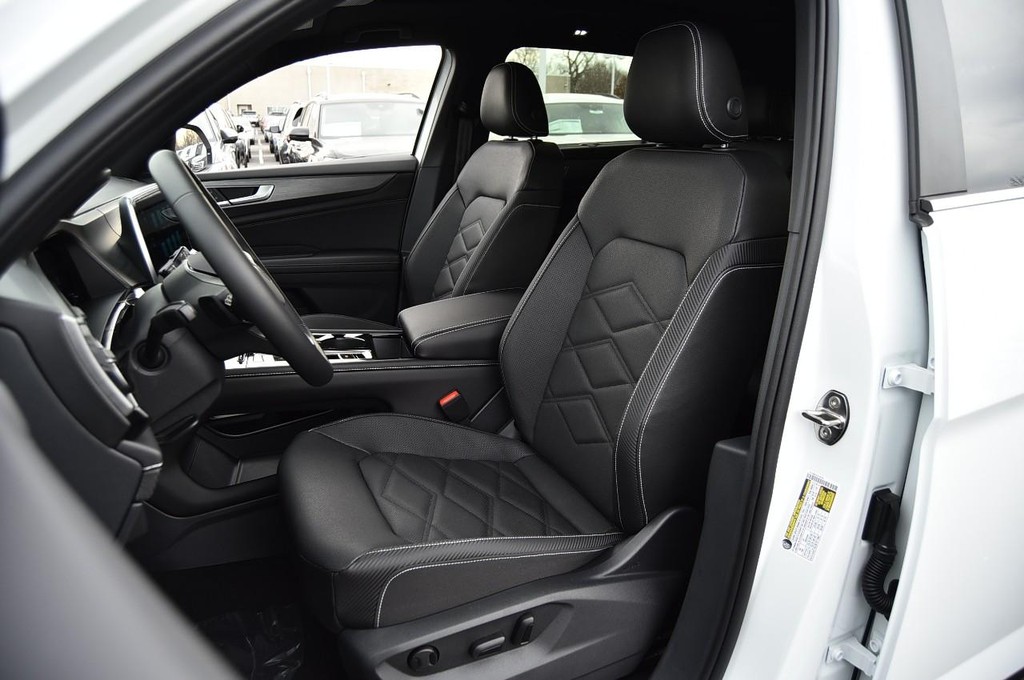 Volkswagen Atlas Cross Sport Vehicle Full-screen Gallery Image 19