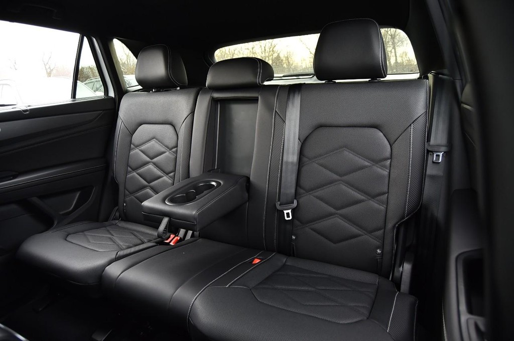 Volkswagen Atlas Cross Sport Vehicle Full-screen Gallery Image 22