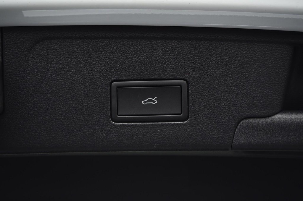 Volkswagen Atlas Cross Sport Vehicle Full-screen Gallery Image 26