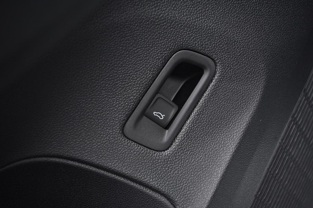 Volkswagen Atlas Cross Sport Vehicle Image 09