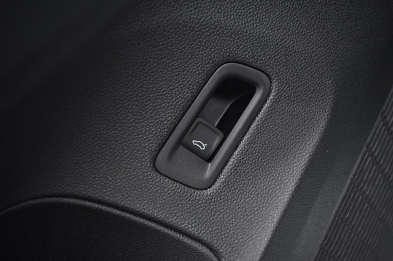 Volkswagen Atlas Cross Sport Vehicle Image 09