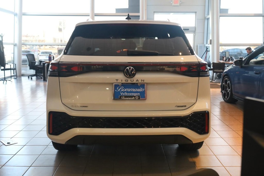 Volkswagen Tiguan Vehicle Full-screen Gallery Image 5