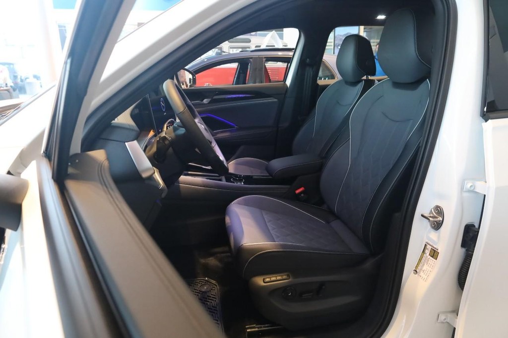 Volkswagen Tiguan Vehicle Full-screen Gallery Image 7