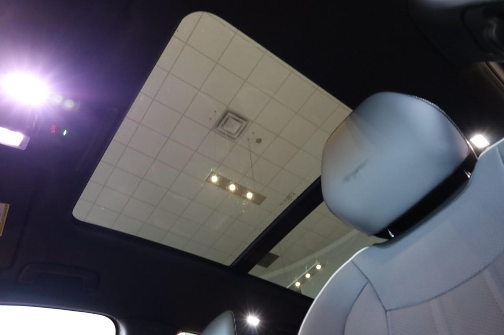 Volkswagen Tiguan Vehicle Full-screen Gallery Image 8