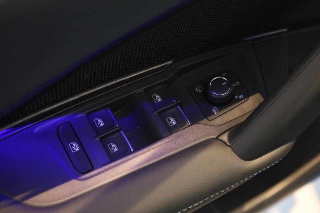 Volkswagen Tiguan Vehicle Full-screen Gallery Image 11