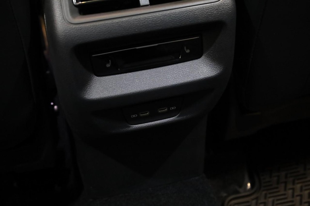 Volkswagen Tiguan Vehicle Full-screen Gallery Image 21