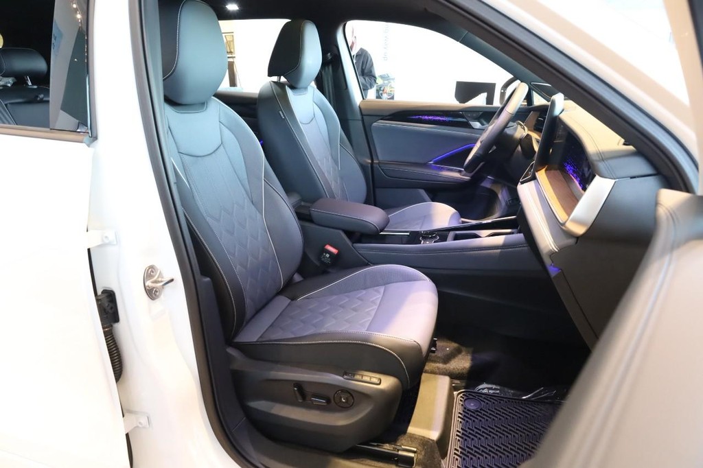 Volkswagen Tiguan Vehicle Full-screen Gallery Image 24