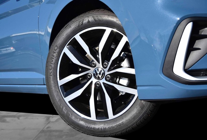 Volkswagen Jetta Vehicle Full-screen Gallery Image 3