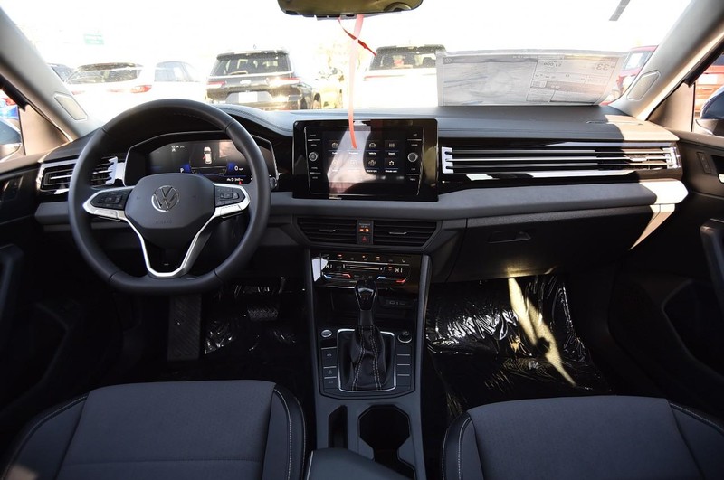 Volkswagen Jetta Vehicle Full-screen Gallery Image 7