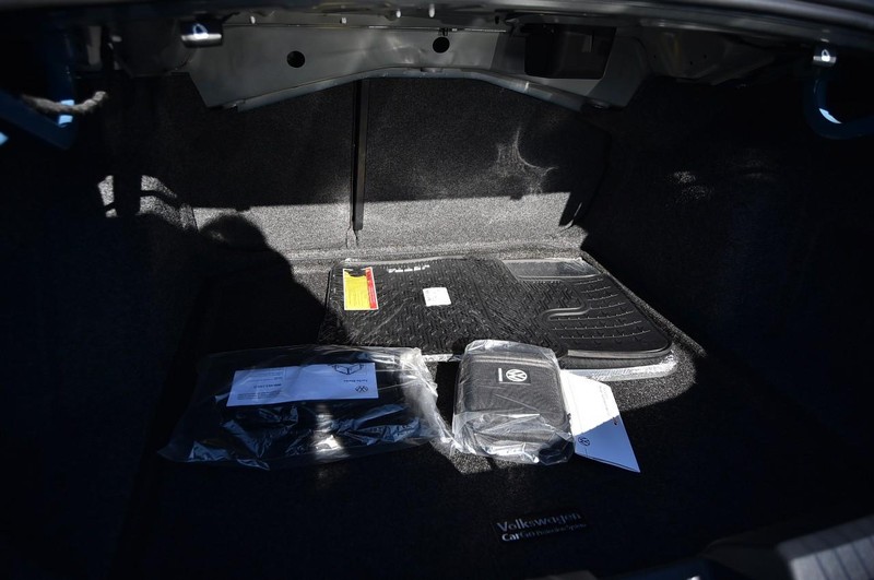 Volkswagen Jetta Vehicle Full-screen Gallery Image 24