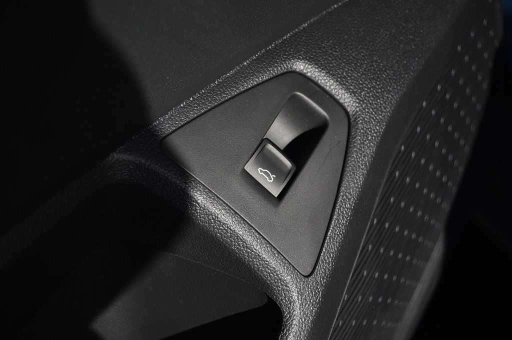 Volkswagen Jetta Vehicle Full-screen Gallery Image 9