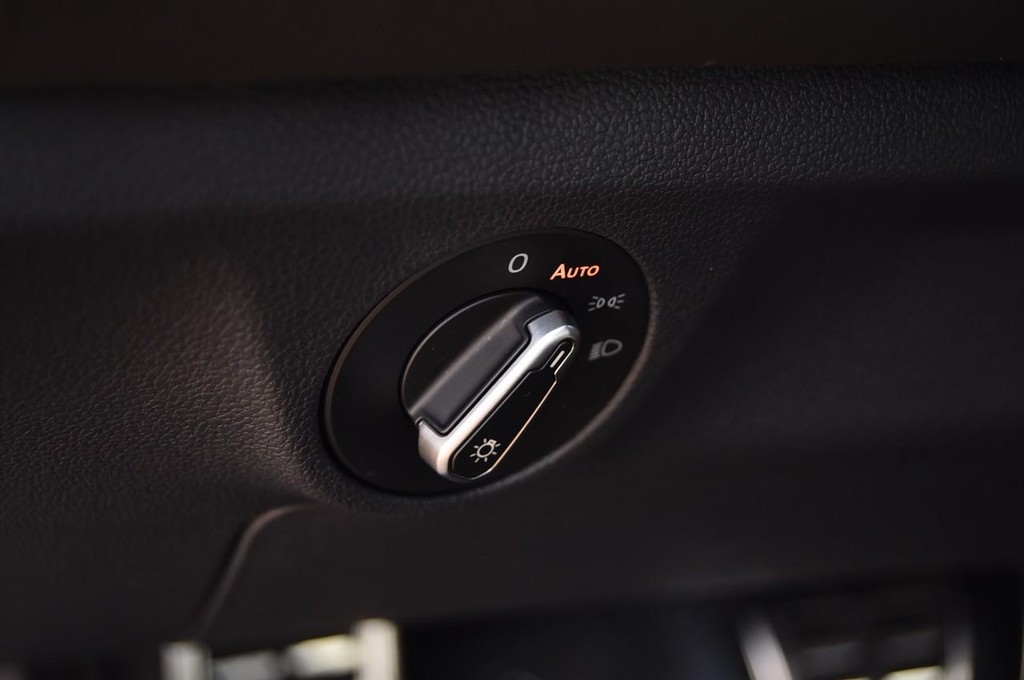 Volkswagen Jetta Vehicle Full-screen Gallery Image 11