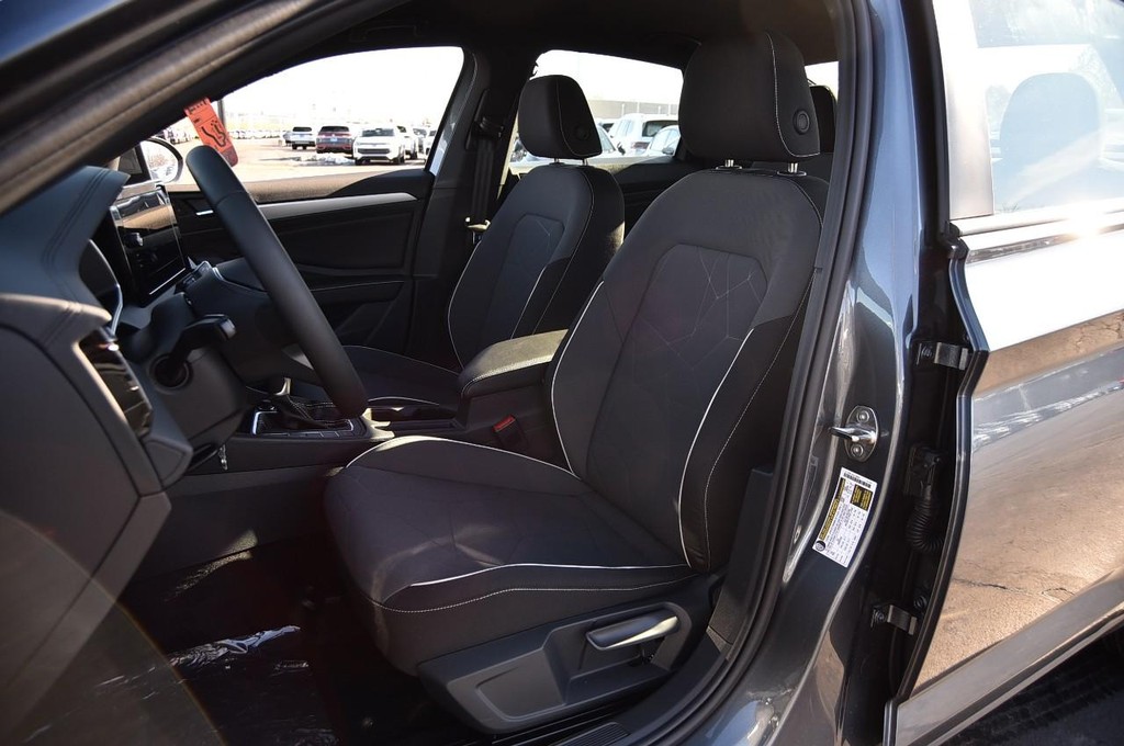 Volkswagen Jetta Vehicle Full-screen Gallery Image 19