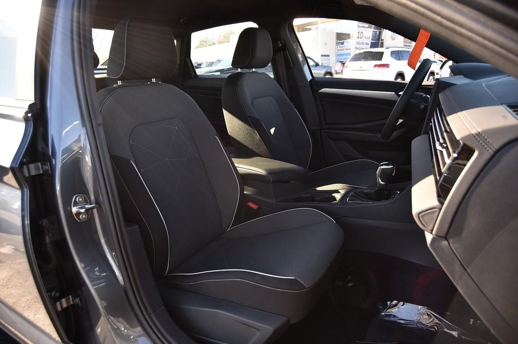 Volkswagen Jetta Vehicle Full-screen Gallery Image 20