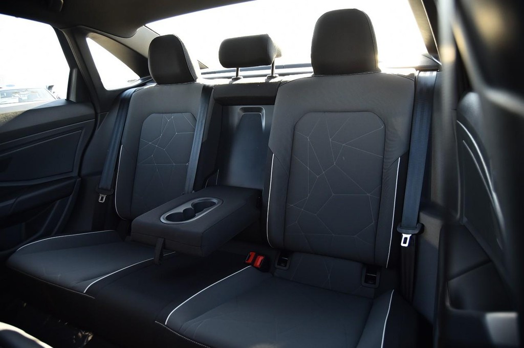 Volkswagen Jetta Vehicle Full-screen Gallery Image 21