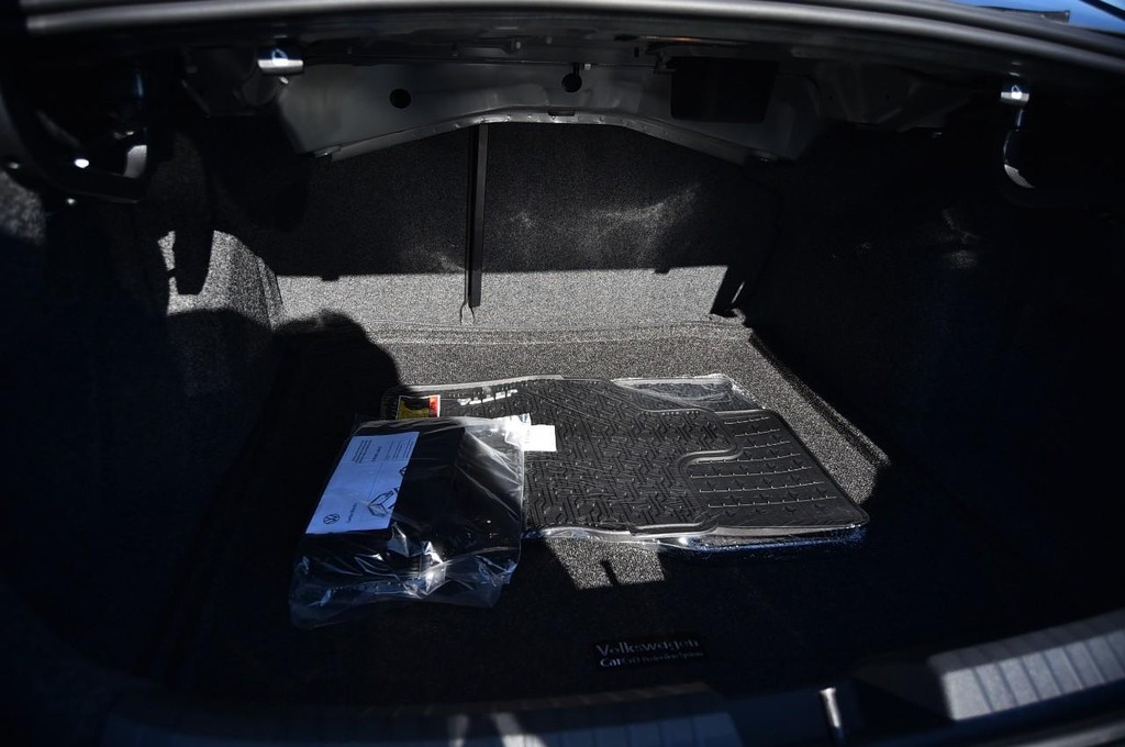 Volkswagen Jetta Vehicle Full-screen Gallery Image 22