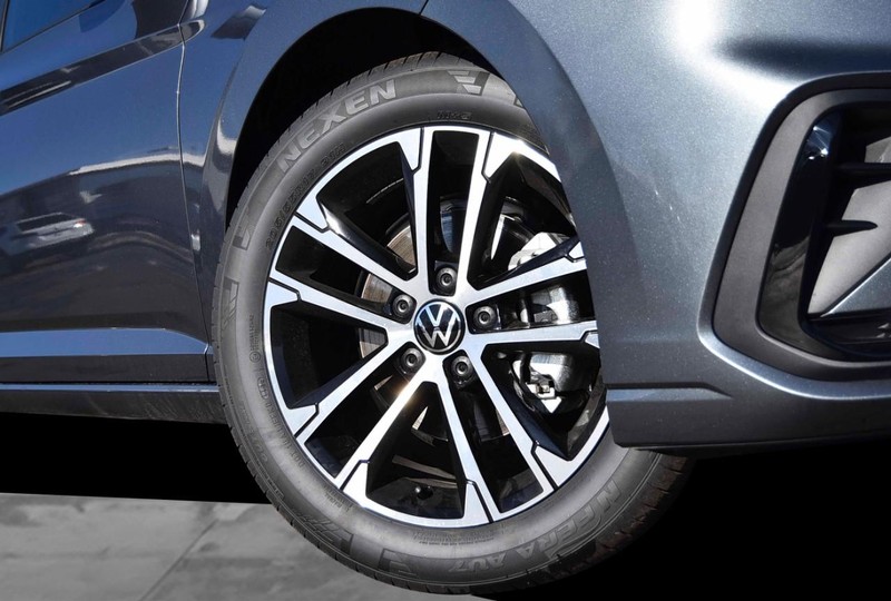 Volkswagen Jetta Vehicle Full-screen Gallery Image 3