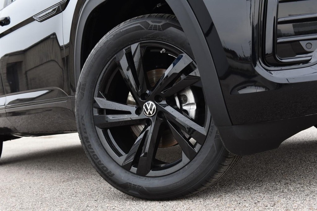 Volkswagen Atlas Cross Sport Vehicle Full-screen Gallery Image 3