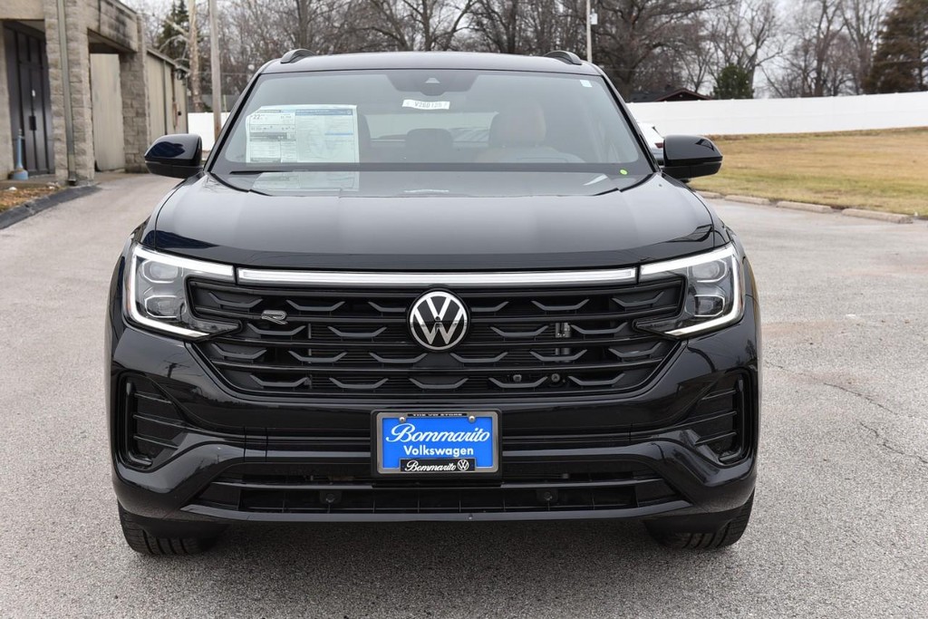 Volkswagen Atlas Cross Sport Vehicle Full-screen Gallery Image 4