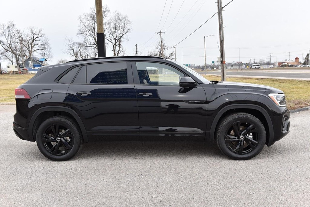 Volkswagen Atlas Cross Sport Vehicle Full-screen Gallery Image 5