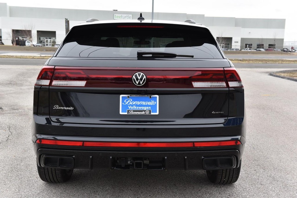 Volkswagen Atlas Cross Sport Vehicle Full-screen Gallery Image 6