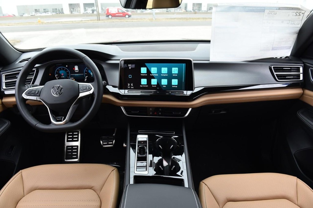 Volkswagen Atlas Cross Sport Vehicle Full-screen Gallery Image 7