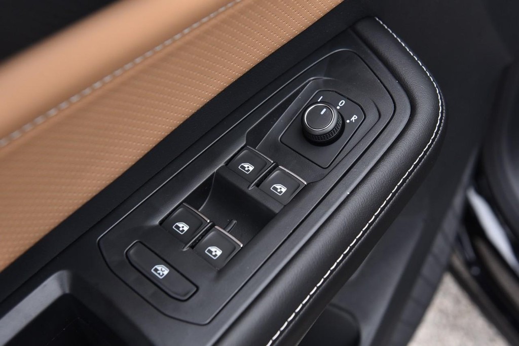 Volkswagen Atlas Cross Sport Vehicle Full-screen Gallery Image 8