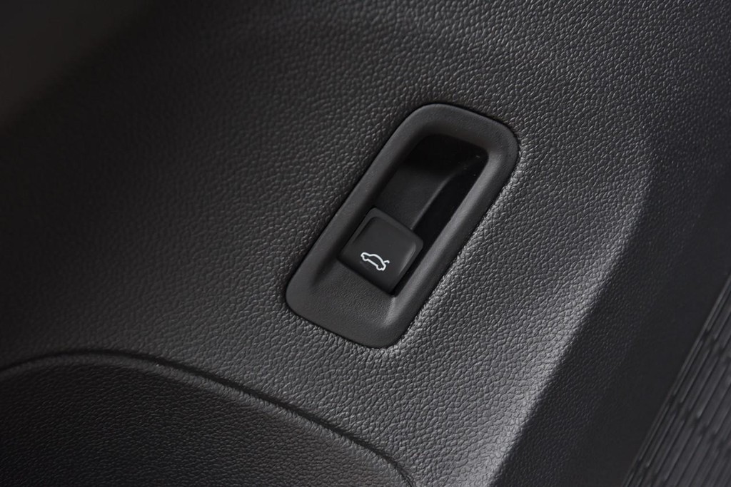 Volkswagen Atlas Cross Sport Vehicle Full-screen Gallery Image 9