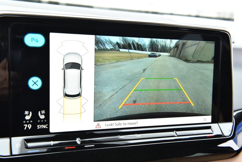 Volkswagen Atlas Cross Sport Vehicle Full-screen Gallery Image 13