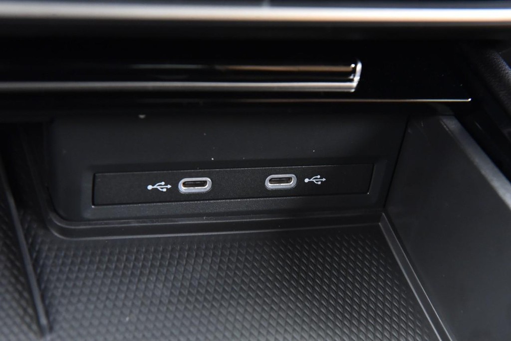 Volkswagen Atlas Cross Sport Vehicle Full-screen Gallery Image 16