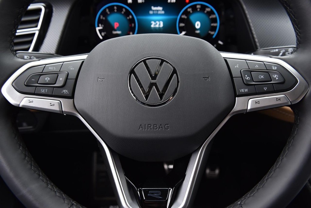 Volkswagen Atlas Cross Sport Vehicle Full-screen Gallery Image 18