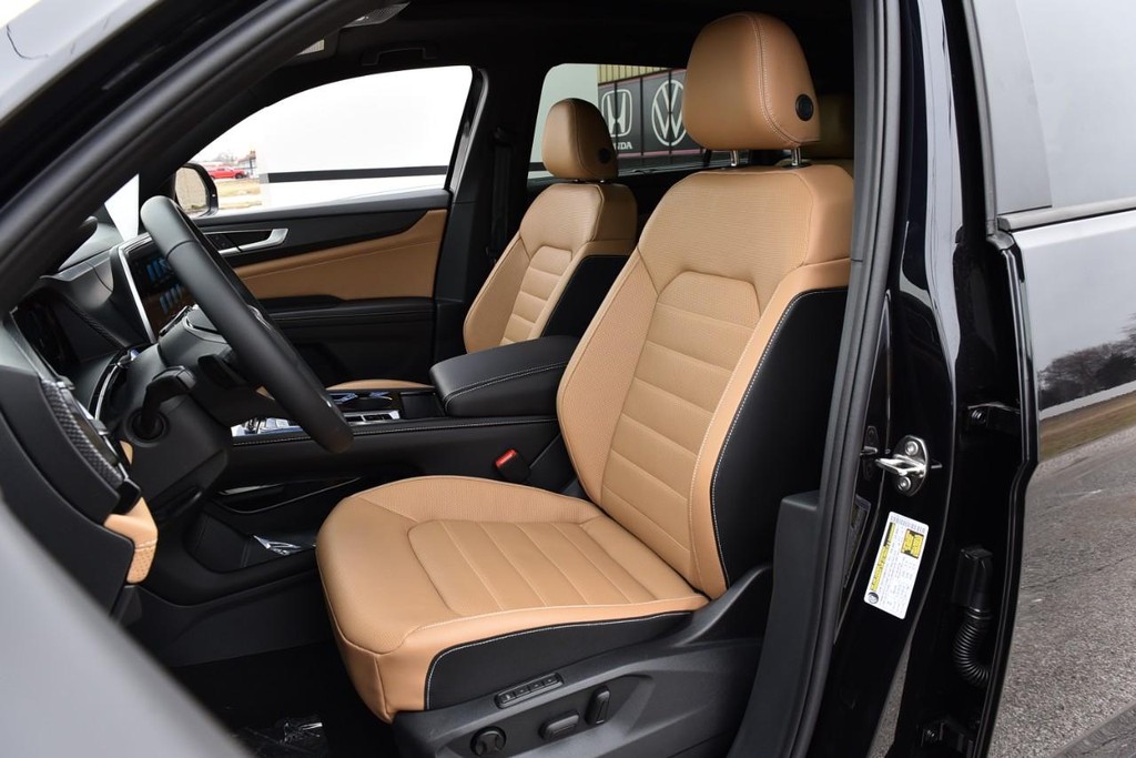 Volkswagen Atlas Cross Sport Vehicle Full-screen Gallery Image 19