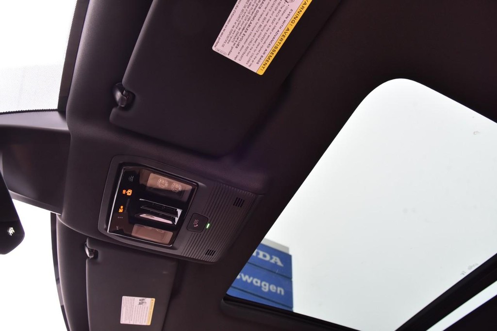 Volkswagen Atlas Cross Sport Vehicle Full-screen Gallery Image 21