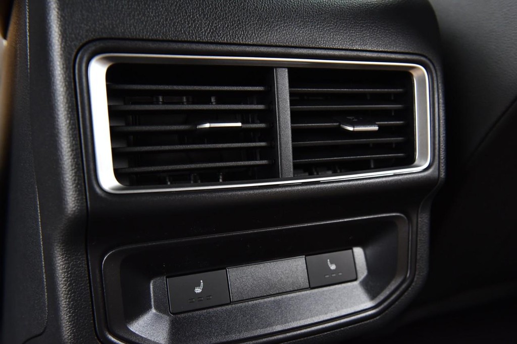 Volkswagen Atlas Cross Sport Vehicle Full-screen Gallery Image 23