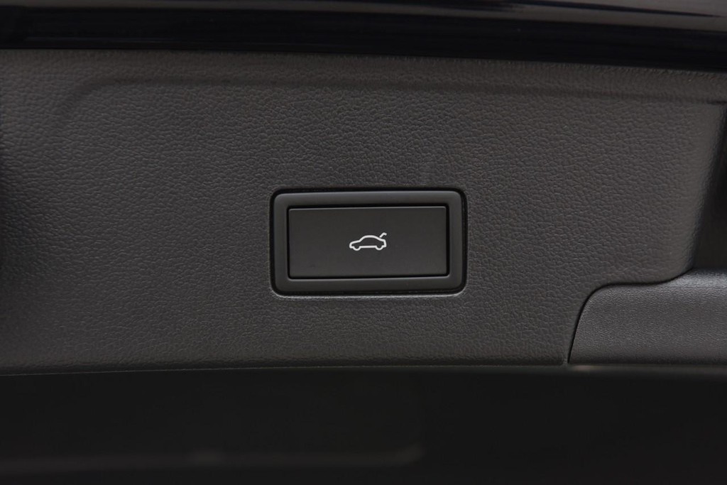 Volkswagen Atlas Cross Sport Vehicle Full-screen Gallery Image 26