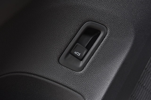 Volkswagen Atlas Cross Sport Vehicle Image 09