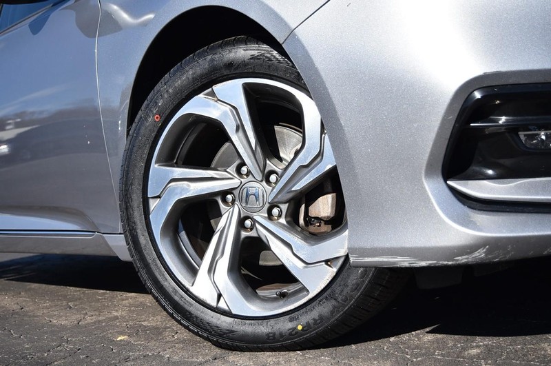 Honda Accord Sedan Vehicle Full-screen Gallery Image 09