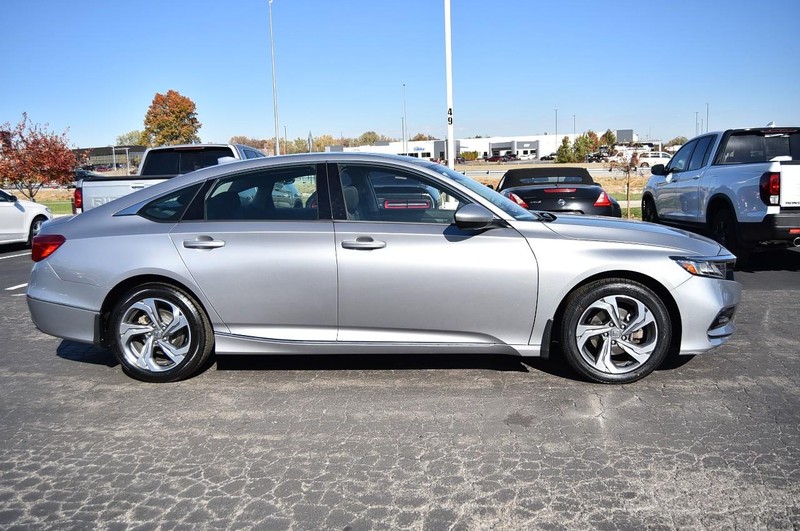 Honda Accord Sedan Vehicle Full-screen Gallery Image 11