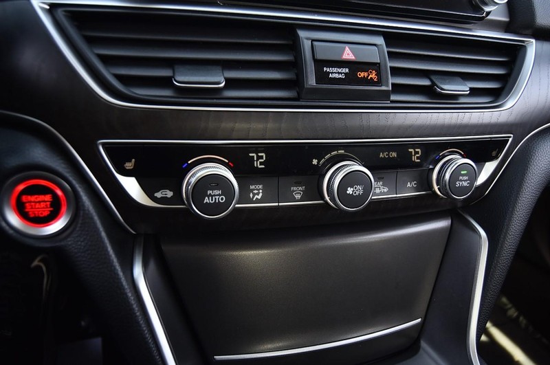 Honda Accord Sedan Vehicle Full-screen Gallery Image 22